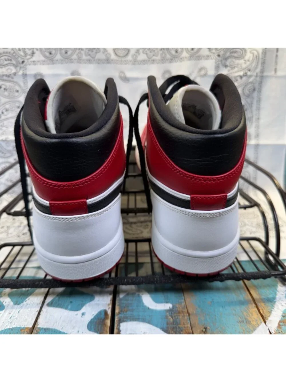 Nike Air Jordan 1 Mid Chicago White Gym Red Black 554724-173 Men’s Size 8 EUC